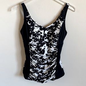 NipTuck Swim Tankini Top Size 8 fits (DD/E Cup) Black/White